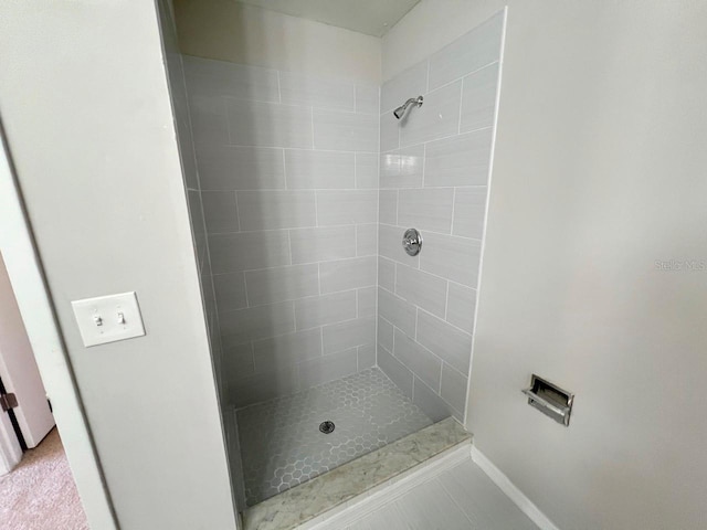 bathroom featuring a tile shower