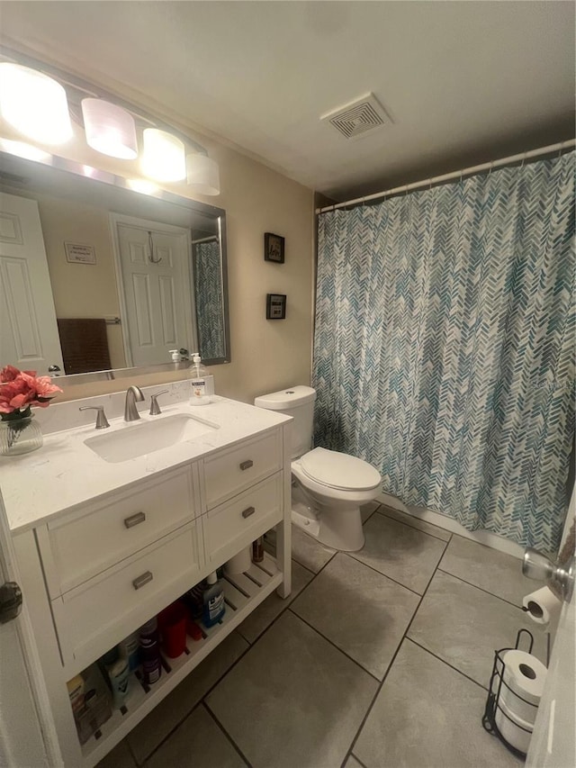 full bath featuring tile patterned flooring, vanity, toilet, curtained shower, and visible vents