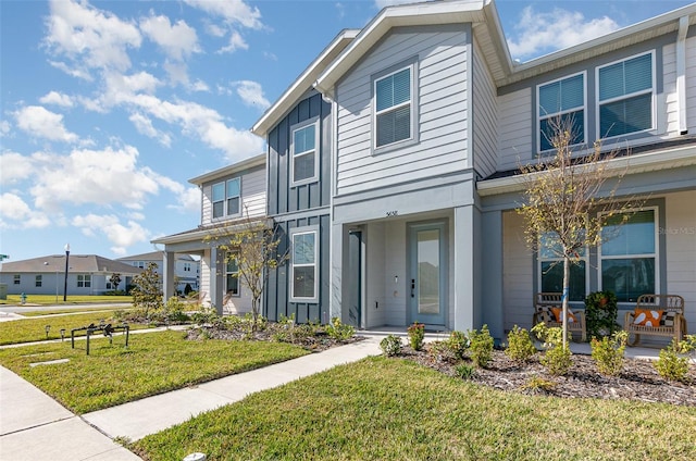 view of front of home featuring a front lawn