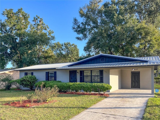 ranch-style home featuring a front lawn