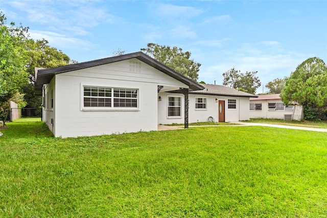 view of front of home featuring a front lawn