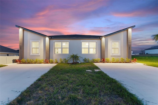 view of front of property featuring a lawn