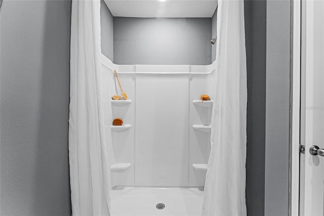 bathroom featuring a shower with shower curtain