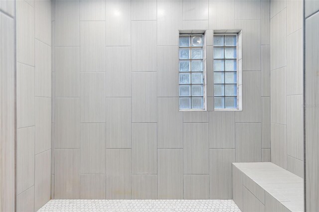 bathroom featuring a tile shower