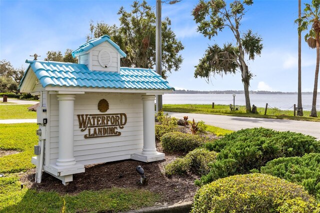 community sign featuring a water view