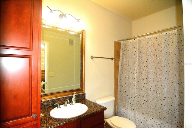 bathroom with a shower with shower curtain, vanity, and toilet