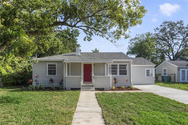 view of front facade featuring a front lawn