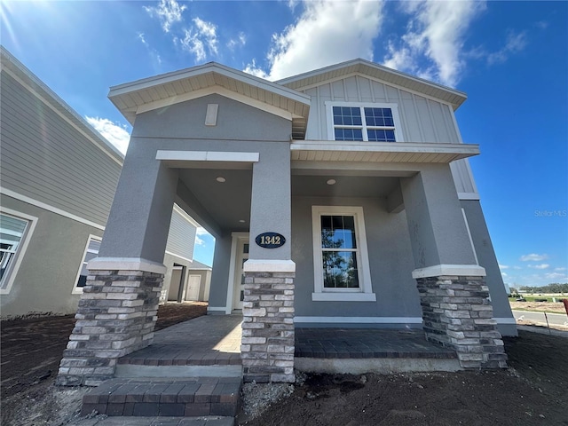 entrance to property featuring a porch