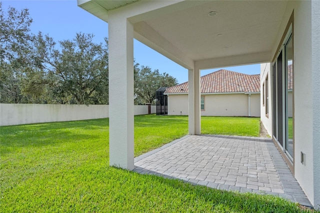 view of yard featuring a patio