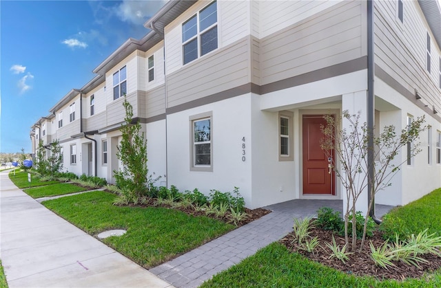 view of front of home with a front lawn