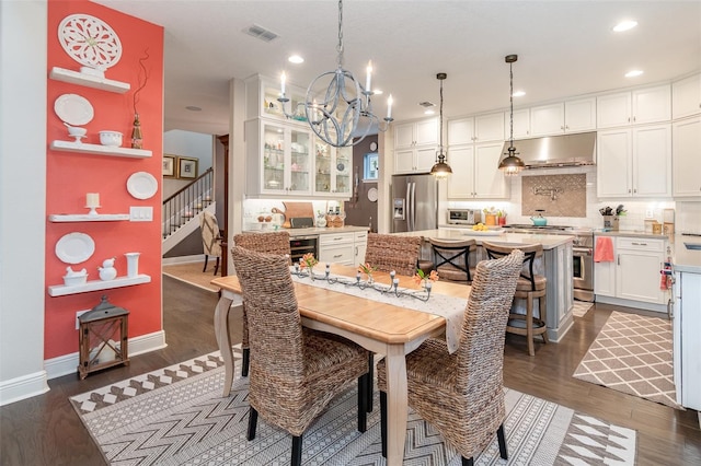 dining area with beverage cooler, dark hardwood / wood-style flooring, and a notable chandelier