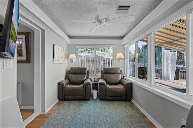 sunroom with ceiling fan