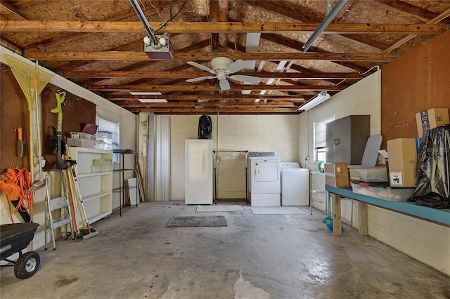 garage featuring ceiling fan and separate washer and dryer