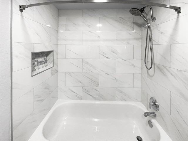 bathroom featuring tiled shower / bath combo