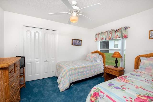 carpeted bedroom featuring ceiling fan, a textured ceiling, and a closet