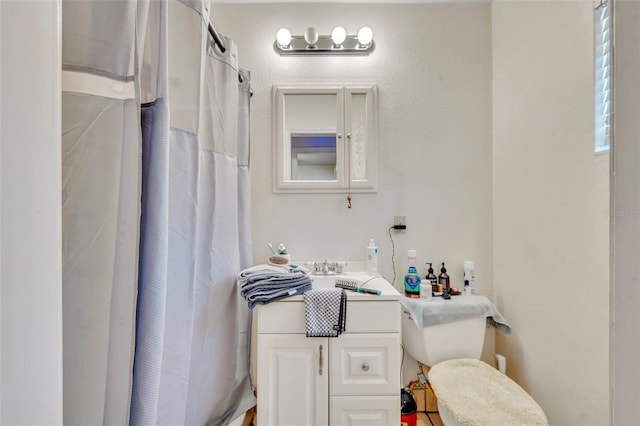 bathroom with a shower with shower curtain and vanity