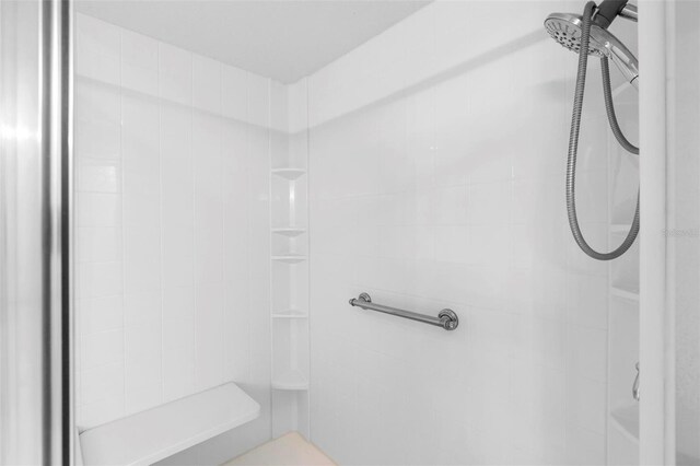2626 Raccoon Run Ln, Orlando, FL 32837 - bathroom with tiled shower