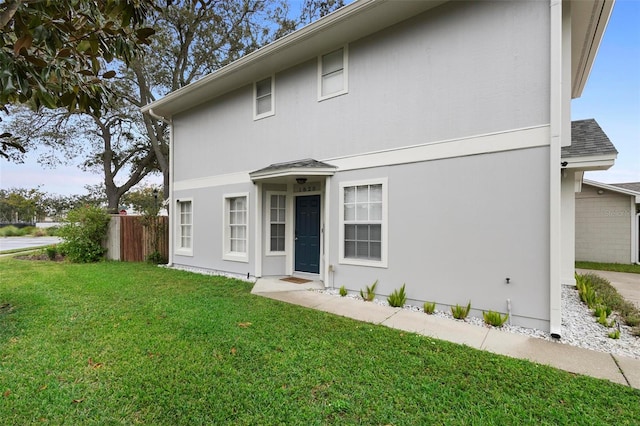 view of front property featuring a front yard