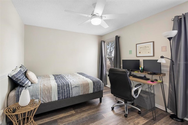 bedroom featuring a textured ceiling, dark hardwood / wood-style floors, and ceiling fan