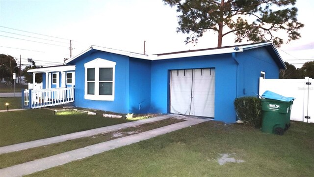 view of front of property featuring a front lawn