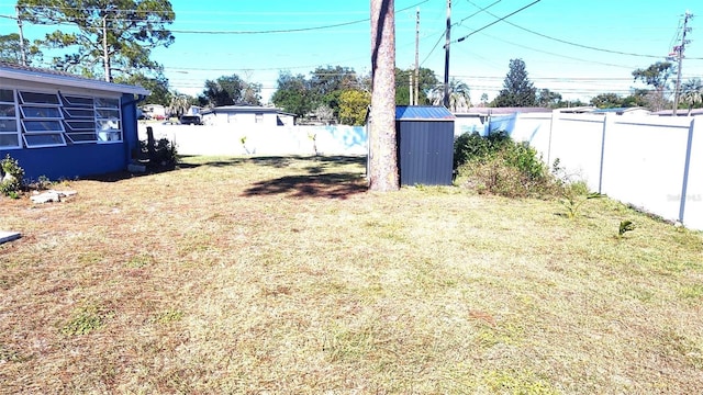 view of yard featuring a storage unit