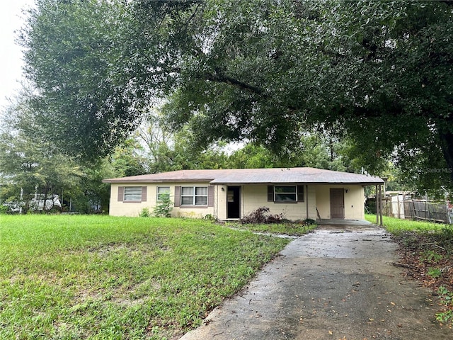 single story home with a front lawn