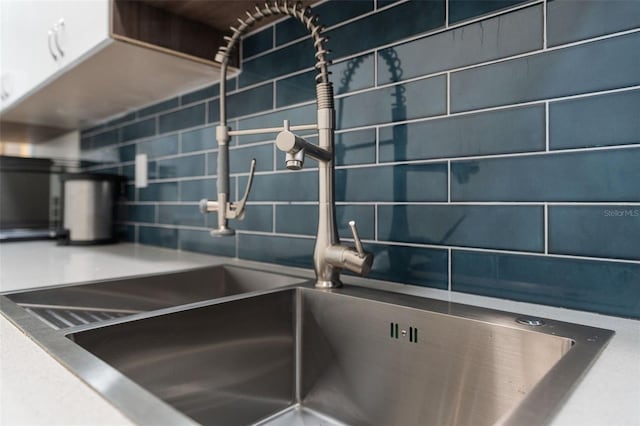 room details featuring tasteful backsplash