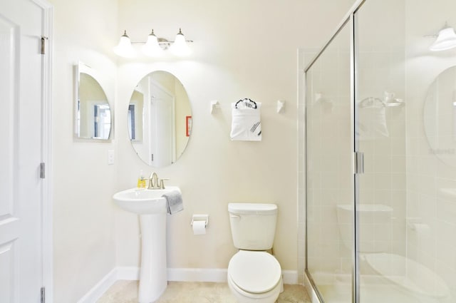 1423 Thunderbird Rd, Davenport, FL 33896 - bathroom featuring a shower stall, toilet, baseboards, and a sink