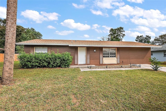 single story home featuring a front yard