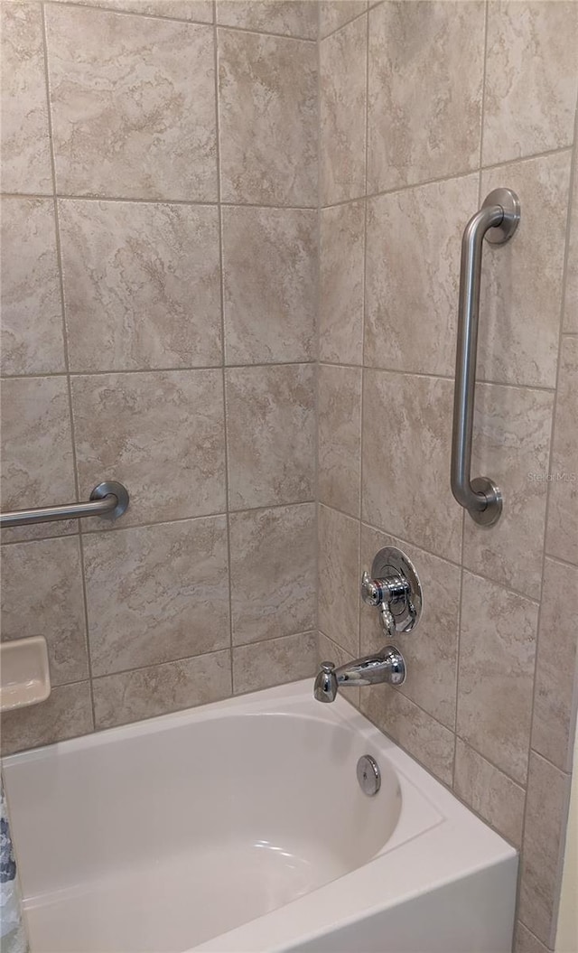 bathroom featuring tiled shower / bath