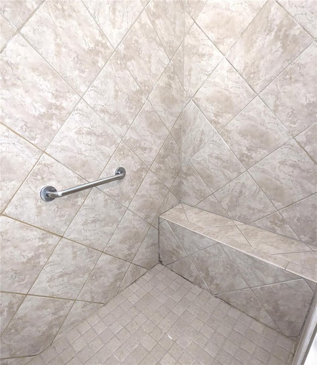 bathroom featuring a tile shower