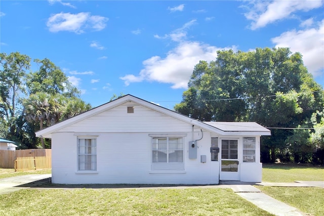 single story home featuring a front yard