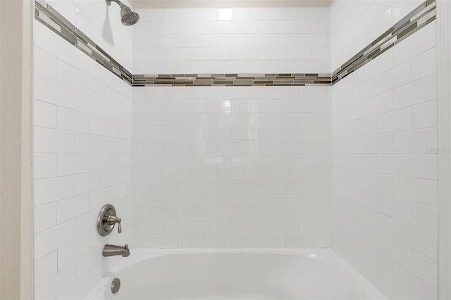 bathroom featuring tiled shower / bath