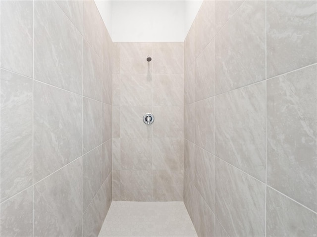 bathroom featuring tiled shower