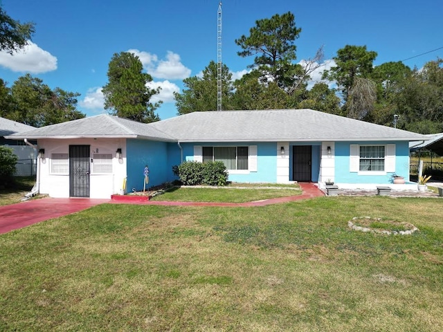 ranch-style home featuring a front lawn