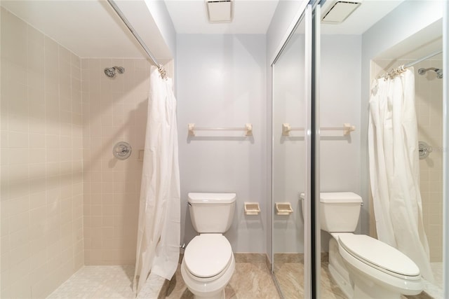 bathroom featuring a shower with shower curtain and toilet