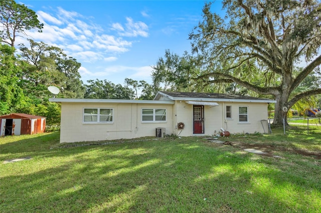 single story home featuring a front yard