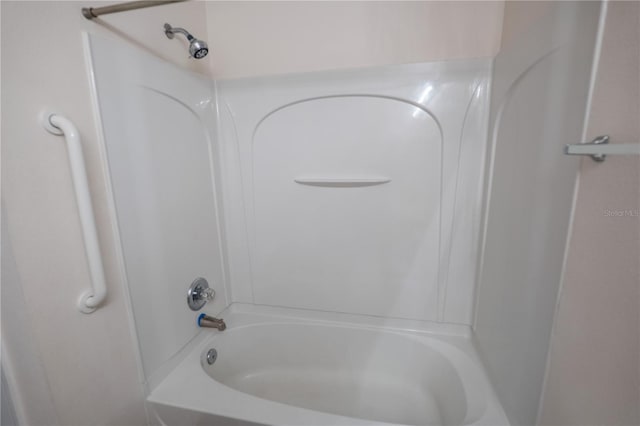 bathroom with tub / shower combination