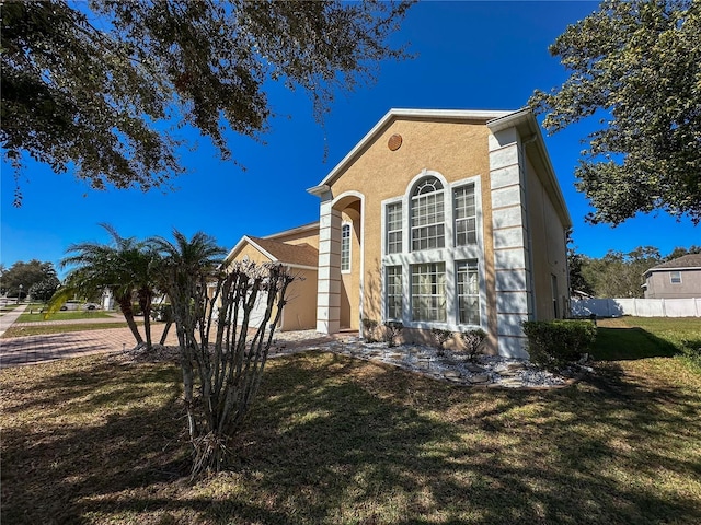 view of front of home featuring a front yard