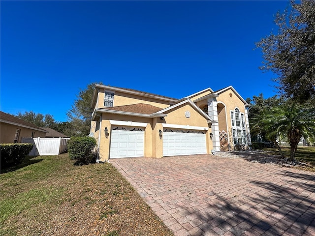 view of front of home featuring a garage and a front yard