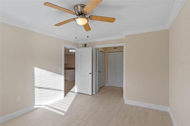 unfurnished room with light hardwood / wood-style flooring, ceiling fan, and ornamental molding