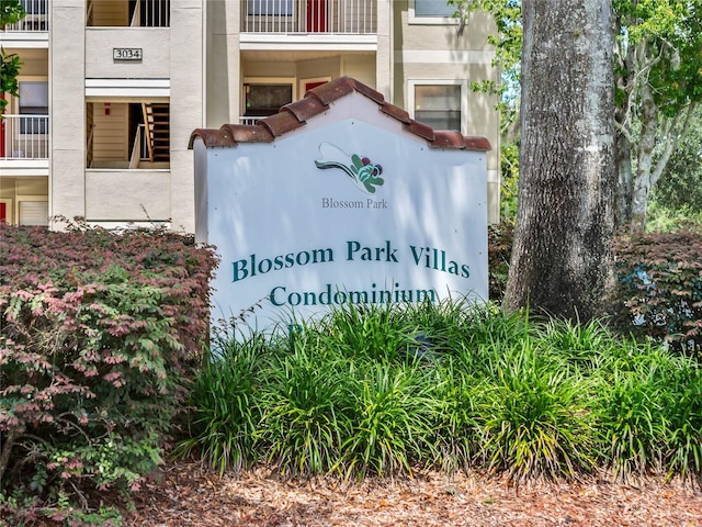 view of community / neighborhood sign