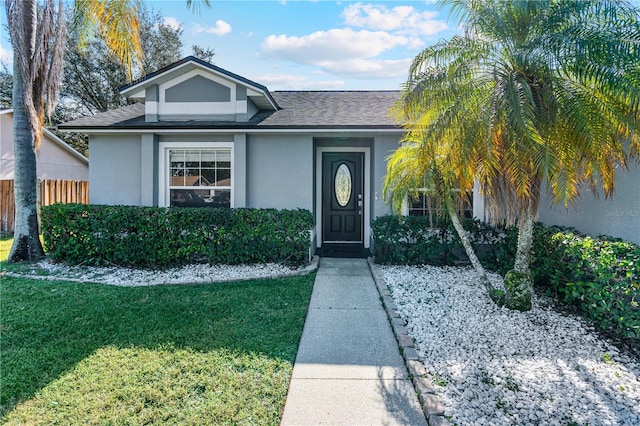 view of front of property featuring a front yard