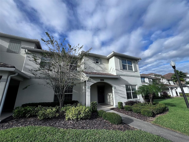 view of front facade featuring a front lawn