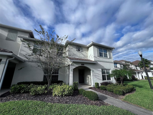 view of front of property featuring a front lawn