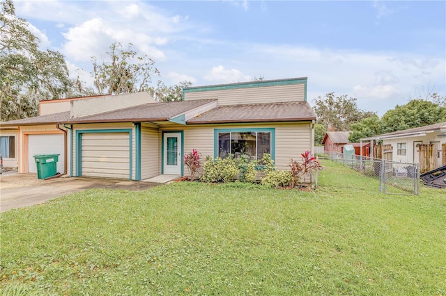 view of front of property featuring a front lawn and a garage