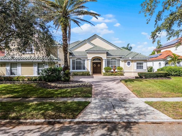 view of front of home featuring a front yard