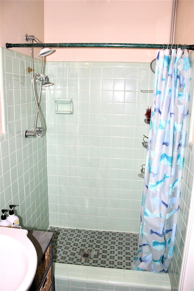 bathroom featuring a shower with shower curtain and vanity