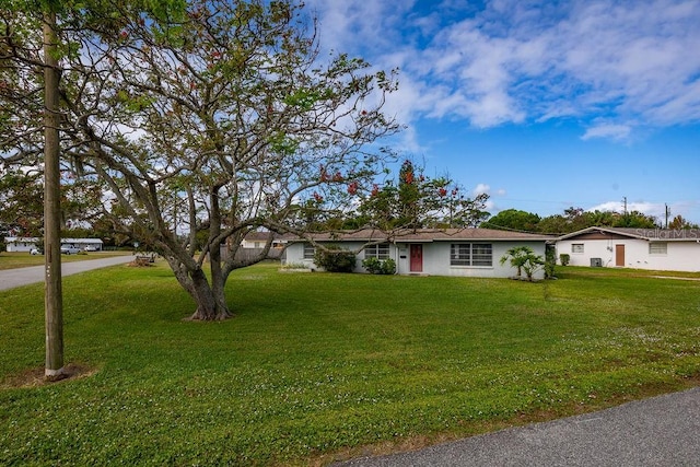 ranch-style house featuring a front lawn