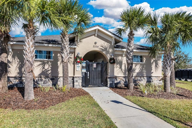 view of front facade featuring a front yard